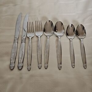 Onieda 8 Pieces Stainless Steel Everyday Flatware Set 18/10 Silver